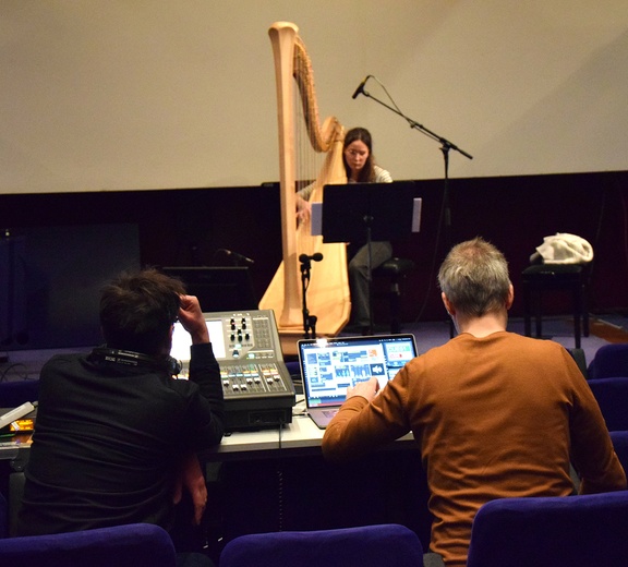 Marine Veith, harpe. Répétition du Parcours musique mixte 2022-2023 à l’Ircam, salle Stravinsky, janvier 2023  © Ircam - Centre Pompidou, photo : Murielle Ducas